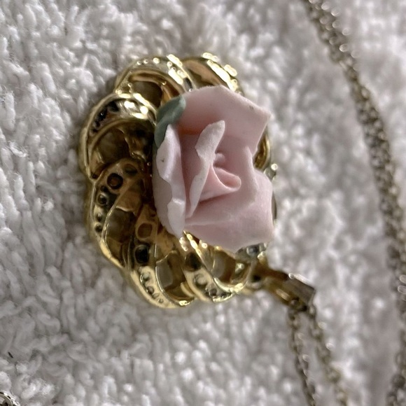 Vintage Ceramic Pink Rose Pendant In Gold Tone Setting Necklace - Picture 4 of 7
